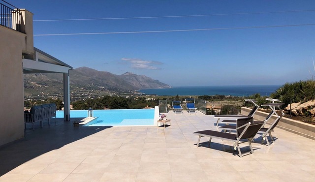 Villa MiraScopello: LARGE HEATED INFINITY POOL WITH WHIRLPOOL (WI-FI)