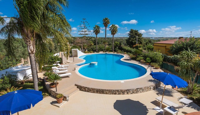 Villa Oasi, elegant villa with private swimming pool just 2 km from the sea