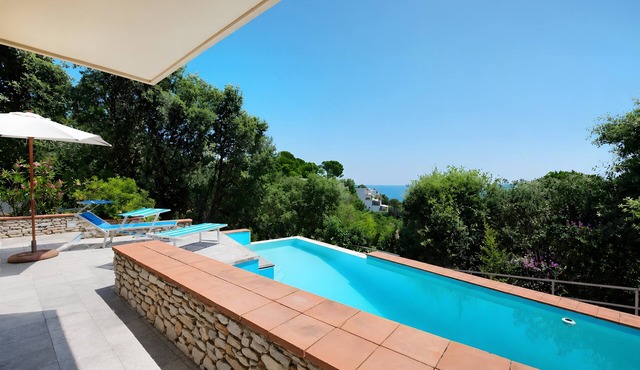 Villa Roberta – Pool, Garden, WiFi & Private Parking, Privacy in the Pinewood
