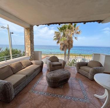 Villa rosa fronte mare