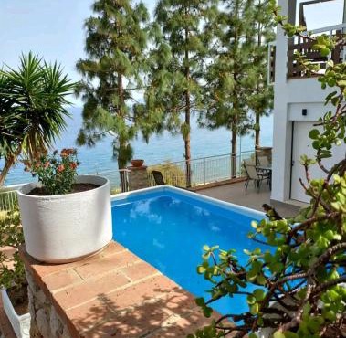 Villa's apartment on the beach, swimming pool A/C