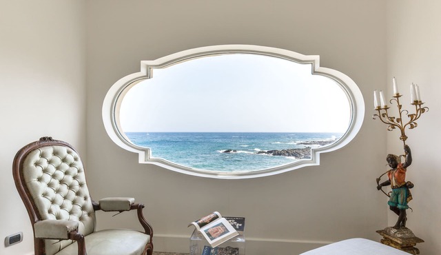 Villa Schisò, exclusive location on the sea, with pool, near Taormina