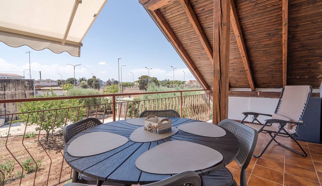 Villa Segesta holiday flat with terrace, WiFi and air conditioning