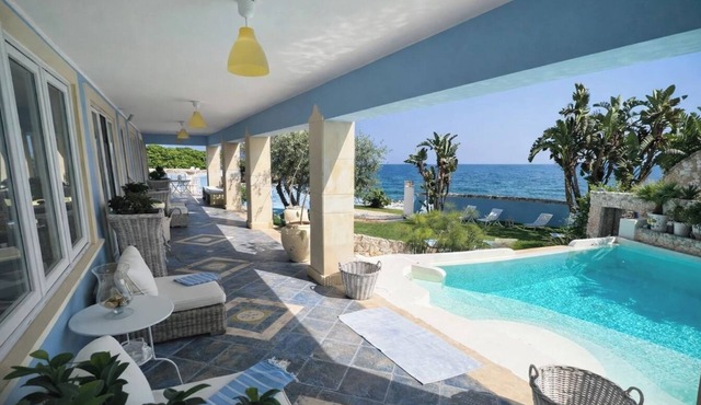 Villa Seranta, sea front villa near town