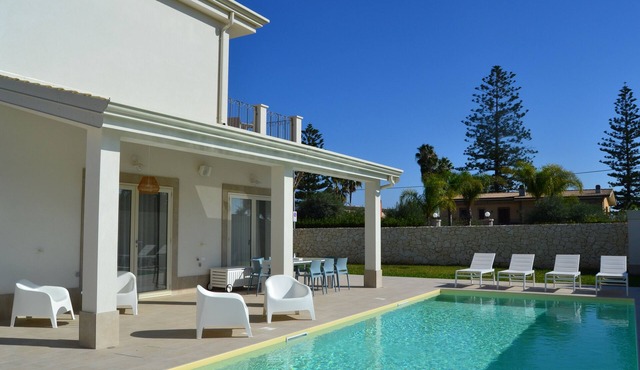 VILLA SICILY PRIVATE POOL ON THE WHITE BEACH