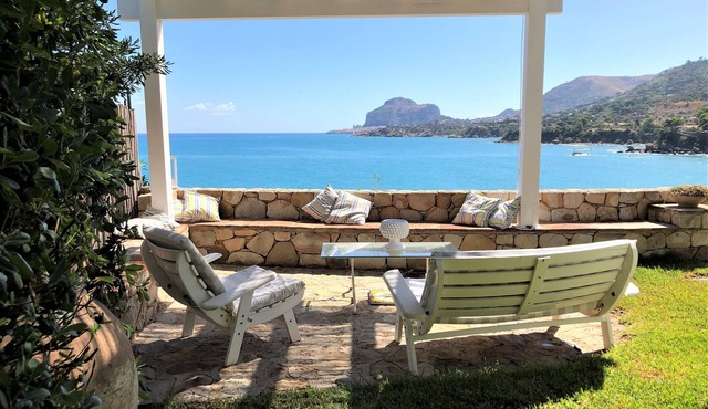 Villa surrounded by greenery, with direct access to the sea, private swimming pool