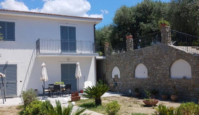 Villa 'Tra Uliveti E Mare' with Private Garden, Wi-Fi and Air Conditioning