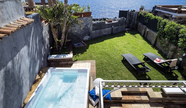Villa with Jacuzzi, direct access to the sea, Santa Tecla, Sicily