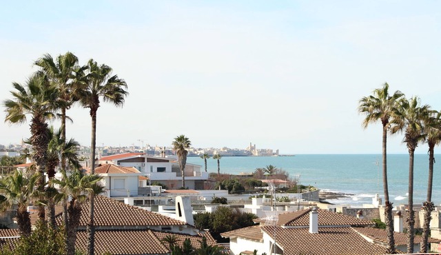 Villa with parking, tennis court, swimming pool and direct access to the sea
