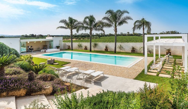 Villa with pool just a few minutes’ drive away from the beautiful beach of Marausa Lido, Trapani, Sicily - 10 pax