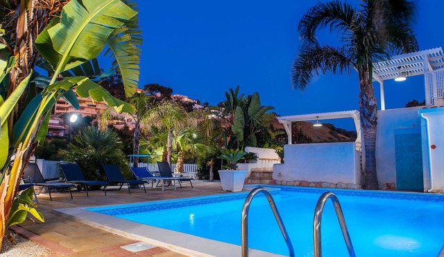 VILLA WITH PRIVATE POOL 3 BEDROOMS 3 BATHROOMS WI FI 8 BEDS CAR RENTAL OA