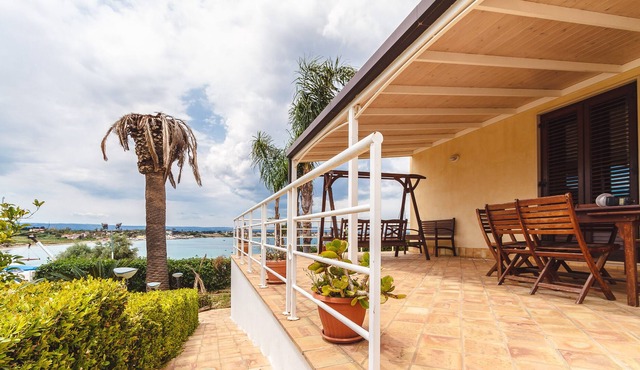 Villa with swimming pool close to the sea
