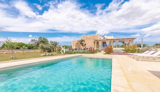 Villa with swimming pool and large garden 6 km from Pescoluse