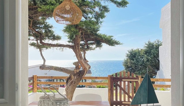 VILLAMARE Delightful one-bedroom apartment, sea/sunset view, garden and nearby beach.