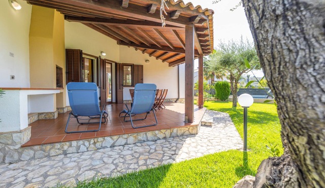 VILLECEFALU. English lawn. 2 kitchens, 3 bedrooms, 3 bathrooms, veranda