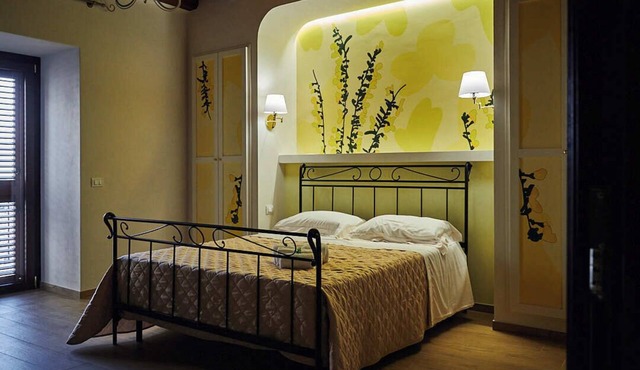 WARM ROOM, OVERLOOKING THE COURSE, SPACIOUS AND FRESHLY RENOVATED