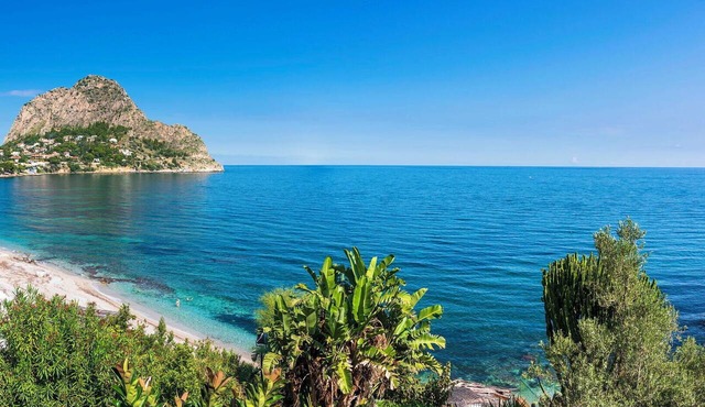 Waterfront apartment with beach access