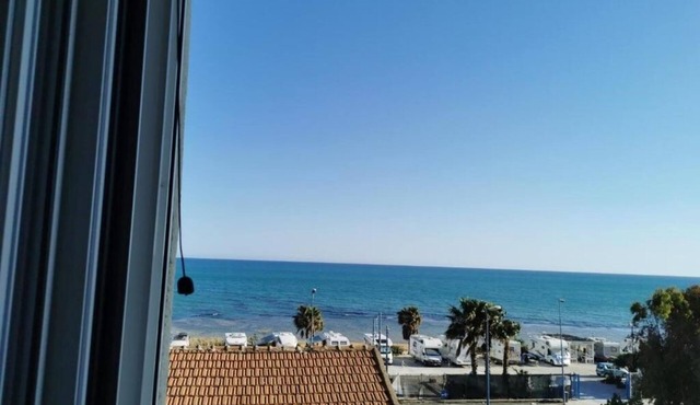 Waterfront with Terrace. 5 Bedrooms and 5 Bathrooms. Ideal for Families and Groups.
