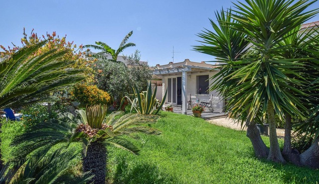 Welcome to this villa with garden, jacuzzi and close to the beach.