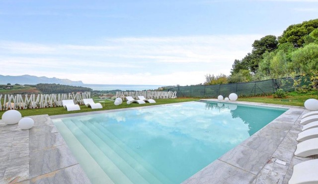 White Luxury Villa with pool and Jacuzzi in the Sicilian Countryside