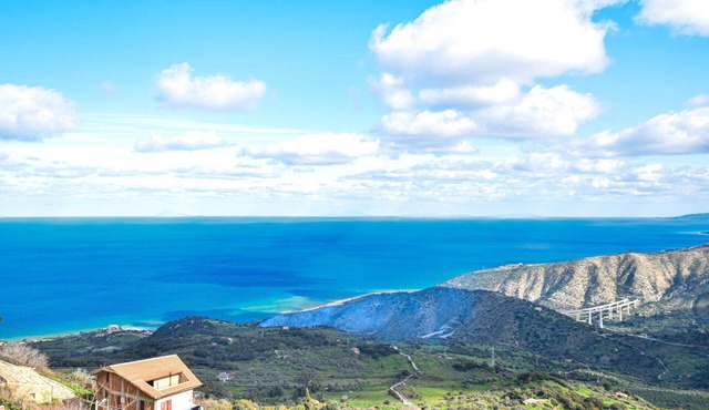 With a beautiful view of the sea, this comfortable vacation apartment in Tusa welcomes you.