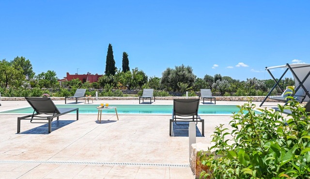 Wonderful private villa with private pool, A/C, WIFI, TV, veranda, panoramic view, close to Ostuni