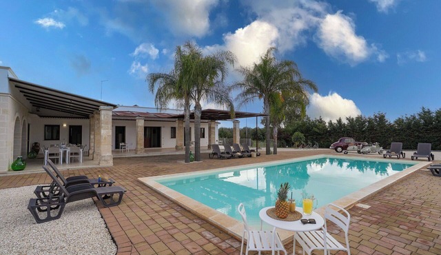 Wonderful private villa for 12 guests with WIFI, A/C, private pool and TV, close to Ostuni