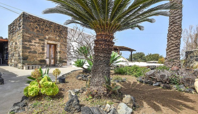Wonderful living experience in characteristic Dammuso on the east coast of Pantelleria.