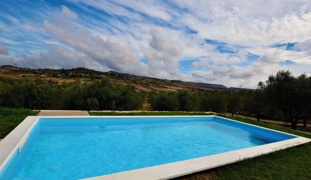 Wonderful private villa for 8 guests with WIFI, hot tub, private pool, A/C, TV and terrace