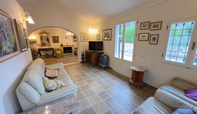Wonderful private villa for 10 people with hot tub, WIFI, A/C, TV and patio
