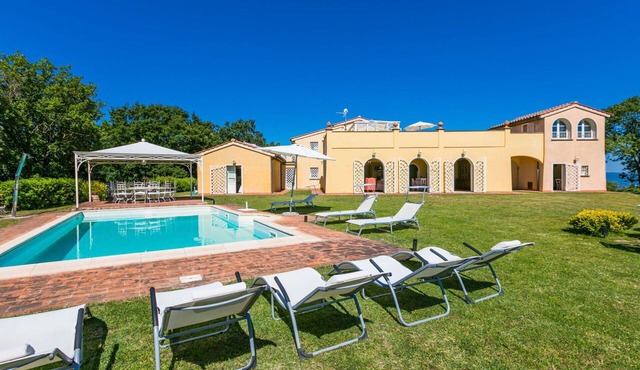 Wonderful private villa with private pool, WIFI, A/C, TV, patio, pets allowed and panoramic view in Montecatini