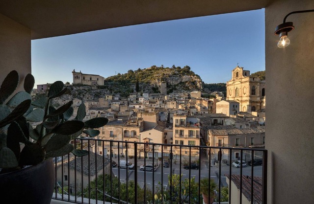 Beautiful Holiday Apartment in Scicli with Furnished Terrace and Beautiful View