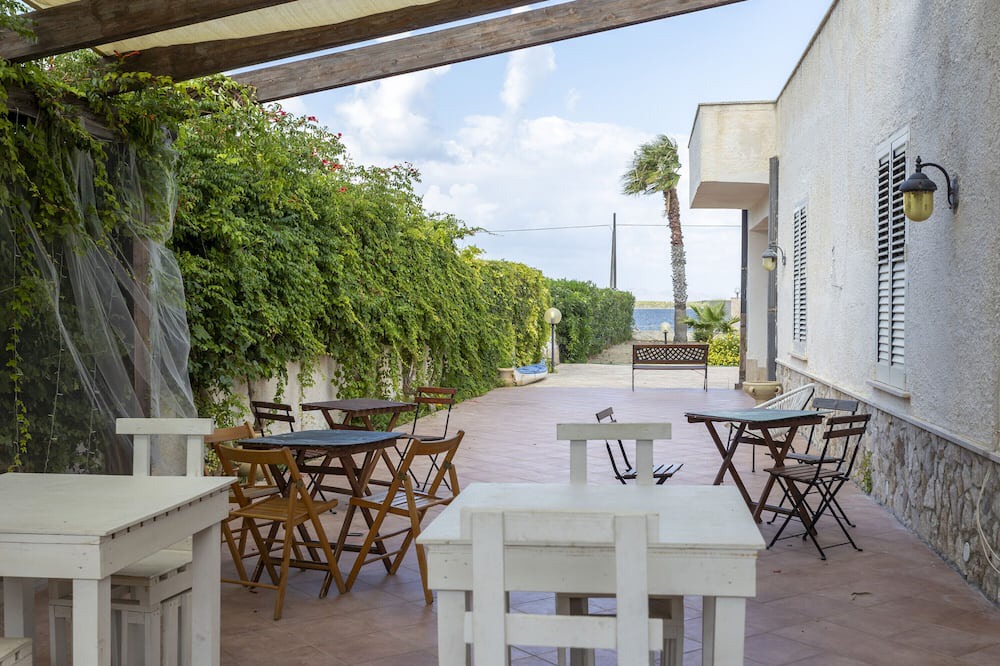 Marsala Villa | Villa "La Conversazione 89c" with Sea View, Private Garden & Wi-Fi