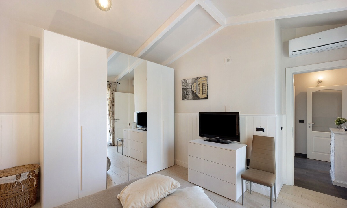 Poggi Apartment | Apartment "Il Girasole" with Sea View, Wi-Fi, A/C, Balcony, Terrace and Garden