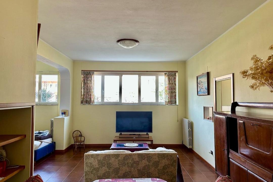 Vibo Valentia Apartment | Apartment in a Villa with a Garden - Les Fleurs