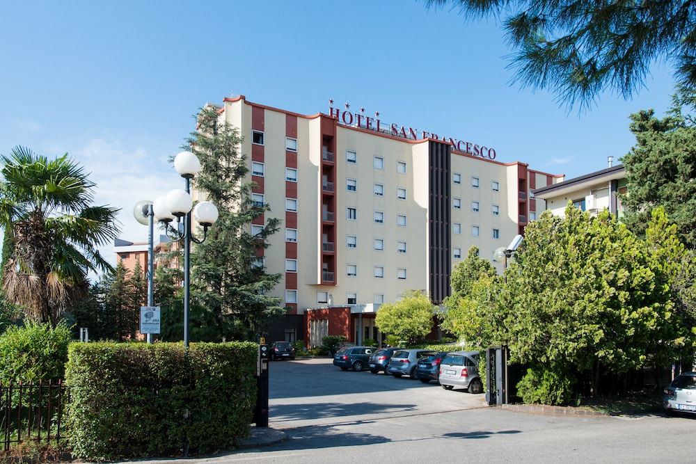 Photo of Buildings in Roges