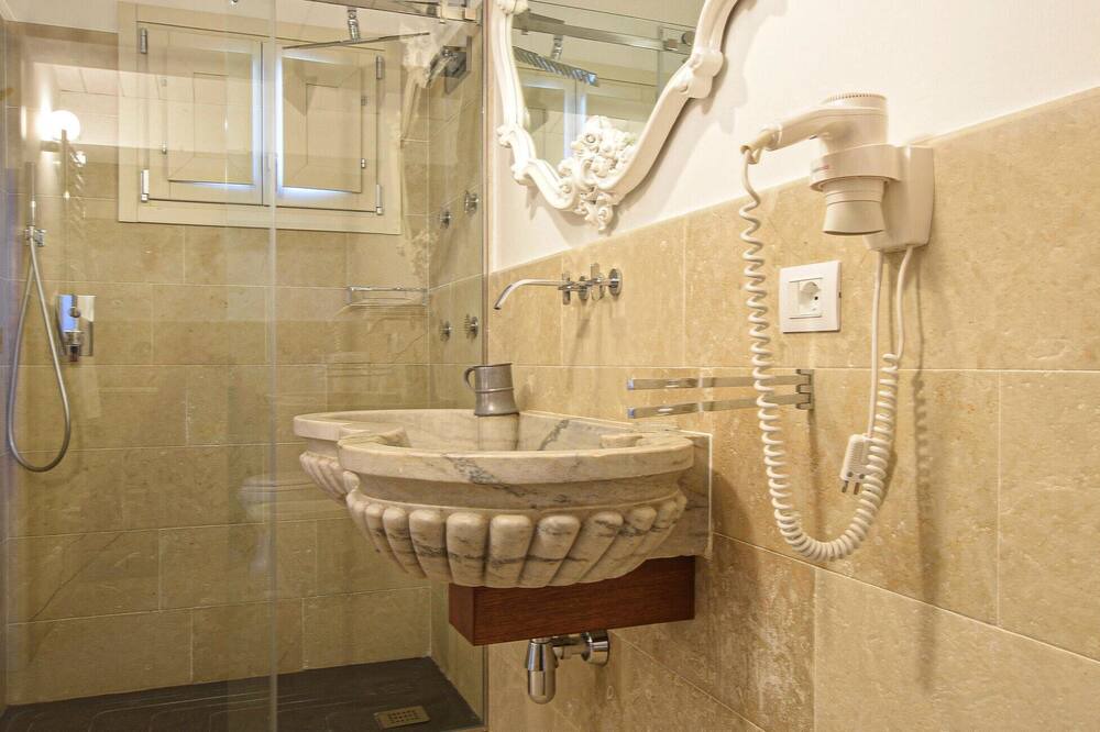 Photo of Bathroom in Palazzolo Acreide Historic Centre