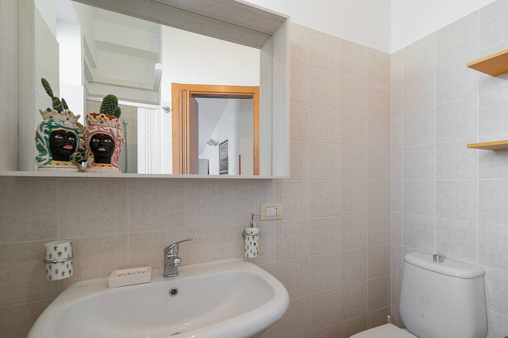 Photo of Bathroom in Tiche