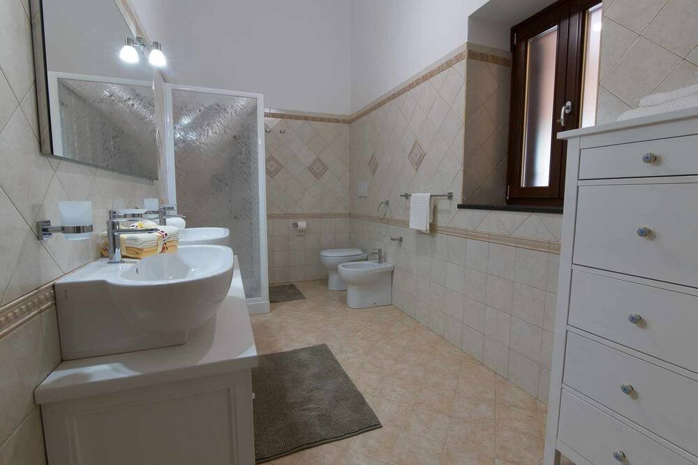 Photo of Bathroom in Lingua