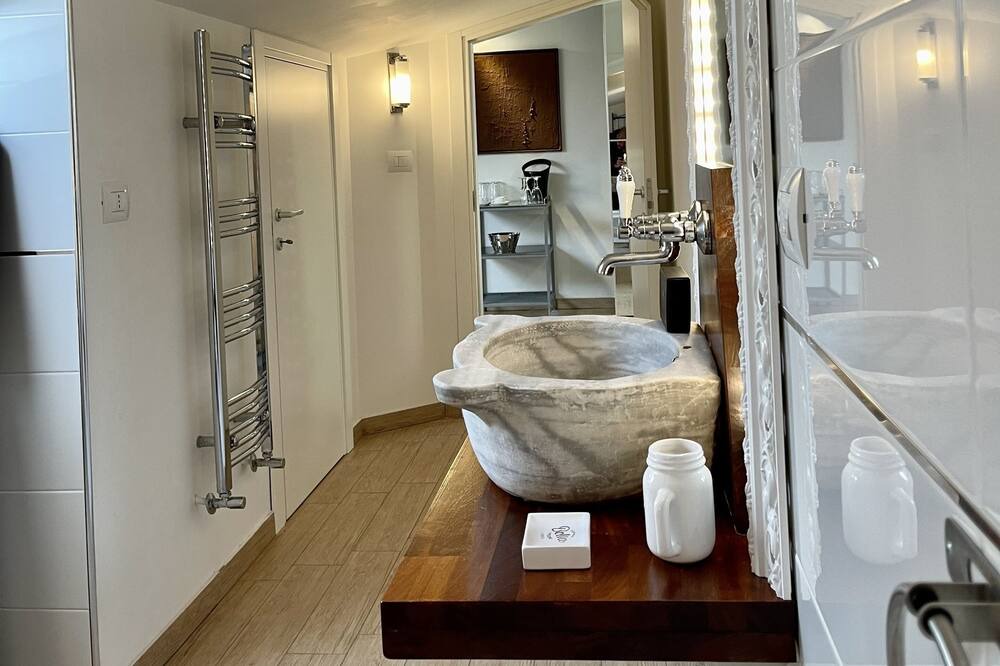Photo of Bathroom in Tiche