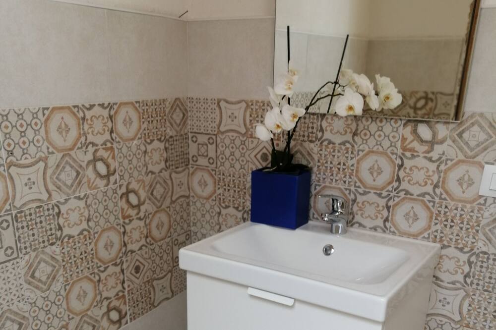 Photo of Bathroom in Addaura