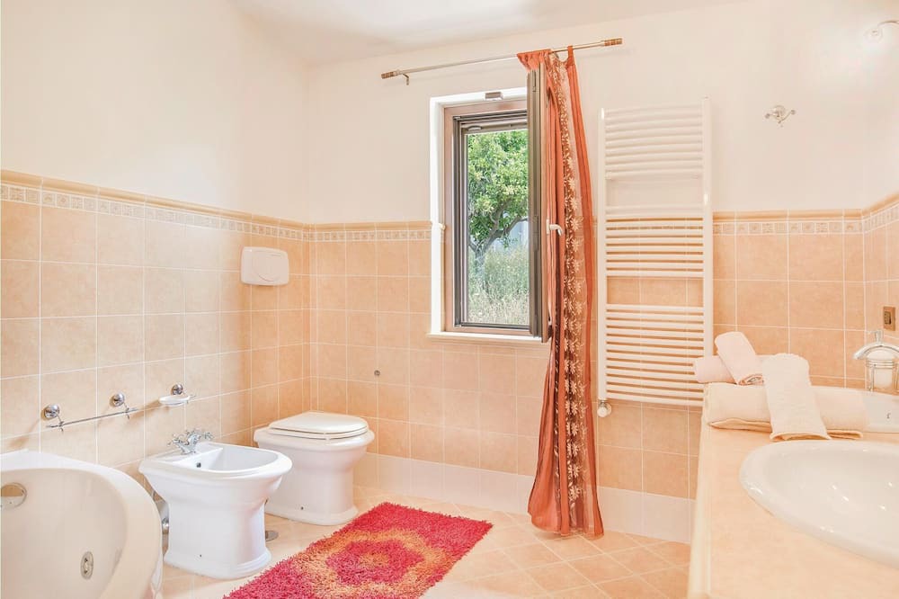 Photo of Bathroom in Belvedere Marittimo