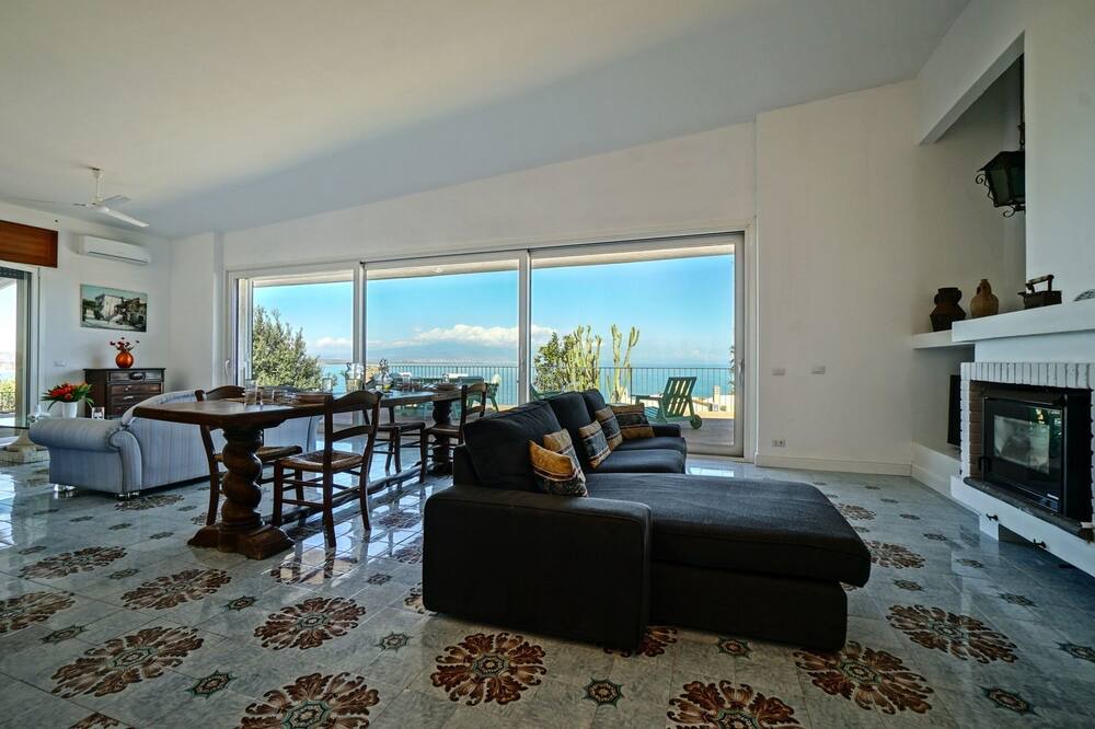 Photo of Livingroom in Costa Saracena-Castelluccio