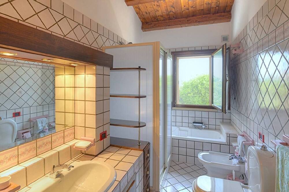 Photo of Bathroom in Solarino