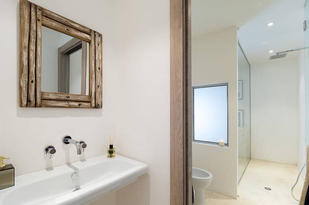 Photo of Bathroom in Avola