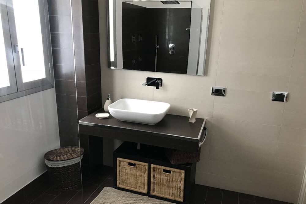 Photo of Bathroom in Avola