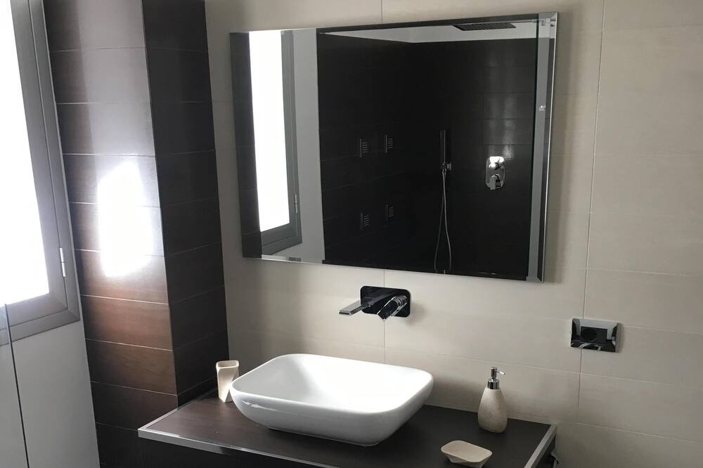 Photo of Bathroom in Avola