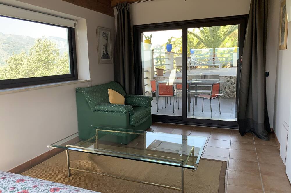 Photo of Livingroom in Mitogio