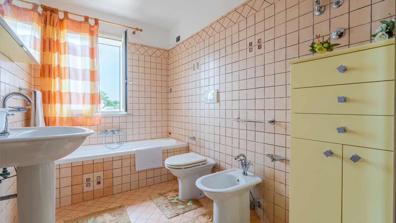 Photo of Bathroom in Avola