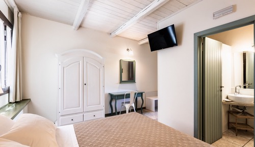 Comfort Room, Patio